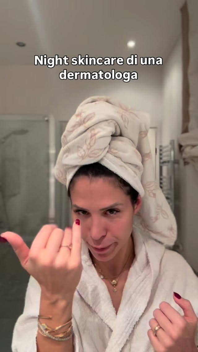 Sai qual è il mio momento preferito della giornata? 💆♀️
Quello in cui spengo tutto e accendo la mia skincare 🌙
Pochi minuti solo per me, per lasciar andare la giornata e coccolare la pelle 💖
#skincarelover #selfcaretime #goodnightglow