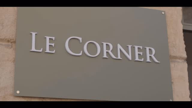 Retour sur le Défilé des commerçants d’Agen 2025 avec la présentation d’une tenue de la boutique @lecorneragen, lunettes du @lelunetieragenais et bottines de chez @michardardillier