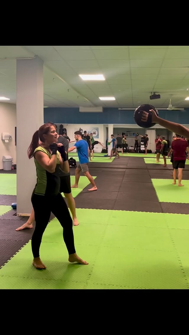 Technik- Time bei Fikaze🤓Freitags steht bei uns die Technik auf dem Programm. Im Moment feilen wir an Kicks, Kickkombis und Kickdefensive. Wenn auch Du demnächst den Kofferraum mit dem Fuß zumachen können willst, schau vorbei im Training für Anfänger von 18:00-19:15 oder Training für Fortgeschrittene von 19:15-20:30🤩🥊🥊#fikaze #kickboxing #kickboxen #badkrozingen #training #wako #wakokickboxing