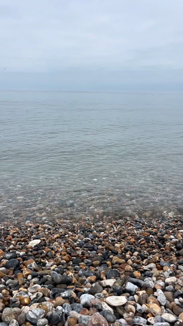 water. sea. ocean.
sound. stillness. movement.
sublime. soothing. soul nourishing.
human accompaniment courtesy of @distractedbywildlife & @wildgatheringnature
ooooof
what a time it is to be alive loves
what a time to be alive
with the pain
with the love
a l i v e
with and to the wholeness of it all
right here with ya loves
am right here with ya
and thanks for being right here too
💦🌊💦
#ecopsychology #natureconnection #ecotherapy #nature #hampshire #water #sea #ocean #nature #wholeness