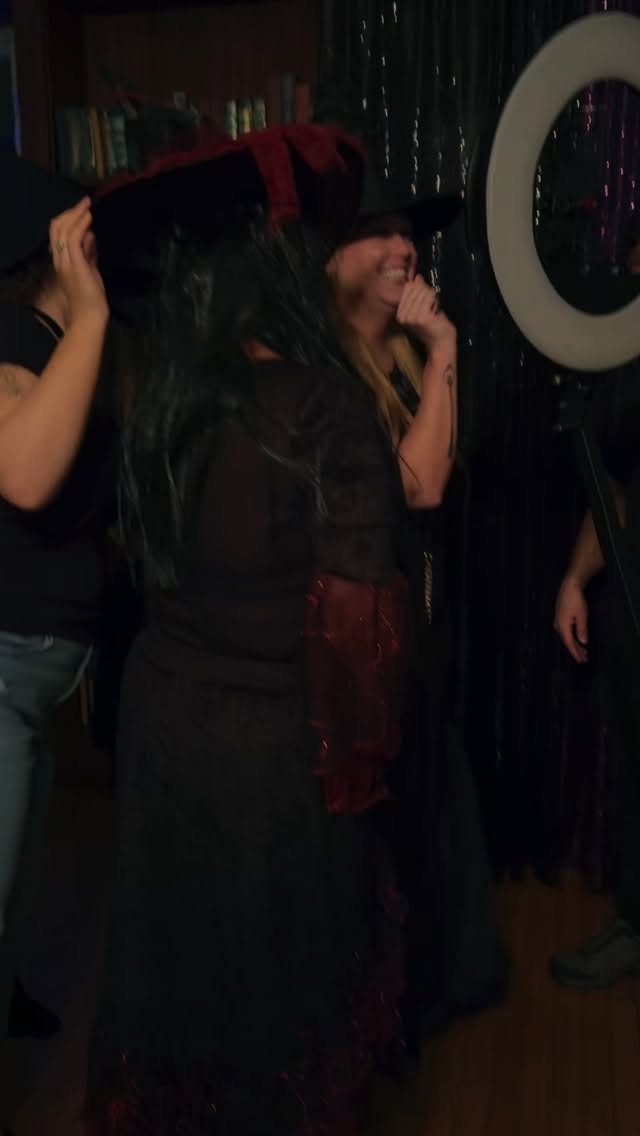 The guest’s reactions are my favorite! We had a witching good time. 🧹🧙