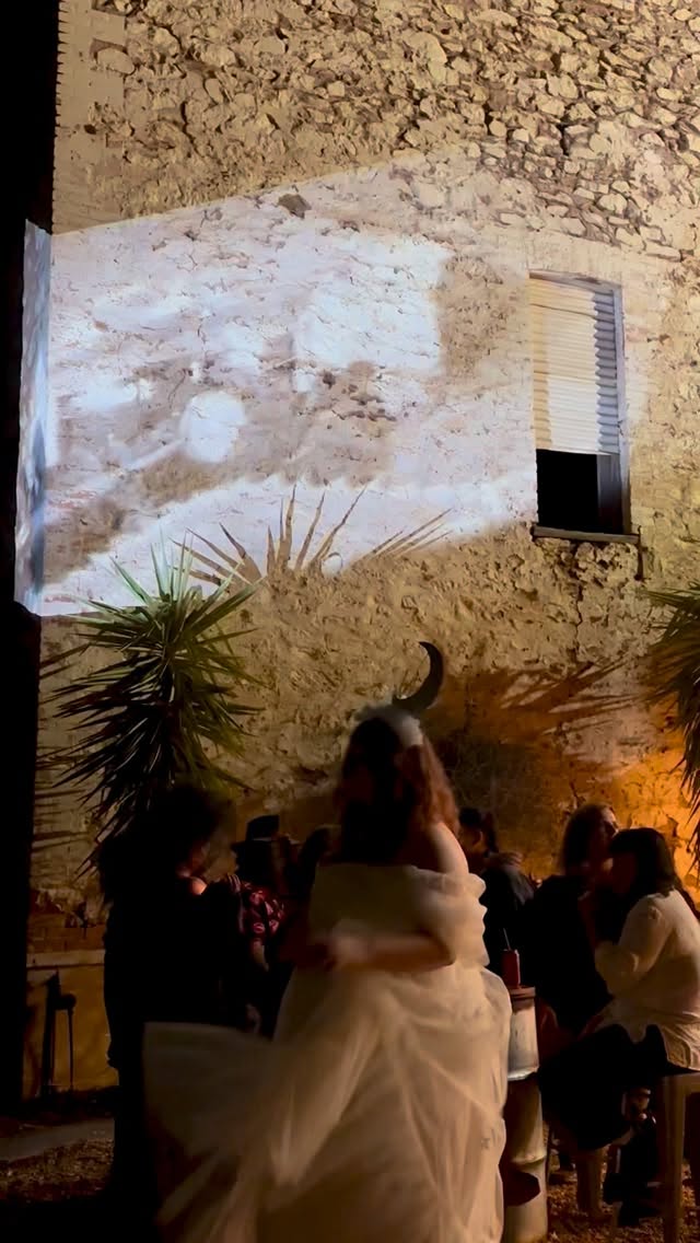 🌑 What a night! The Dark Moon Festival Ball lit up The Old Brewery with music, costume, art, and dance at the inaugural @brokenhillartexchange ball! Wilcannia’s Black Shadows and Sydney’s True Vibenation LIT UP the dance floor! All in support of the incredible work of the Broken Hill Art Exchange.
Here’s to seeing this become an annual gathering for artists and art-lovers from near and far — a night that reminds us just how special the arts community in Broken Hill is. 💫
#DarkMoonBall #BrokenHillArtExchange #BrokenHillArts #TrueVibenation #WilcanniasBlackShadows #OutbackArts #FarWestNSW