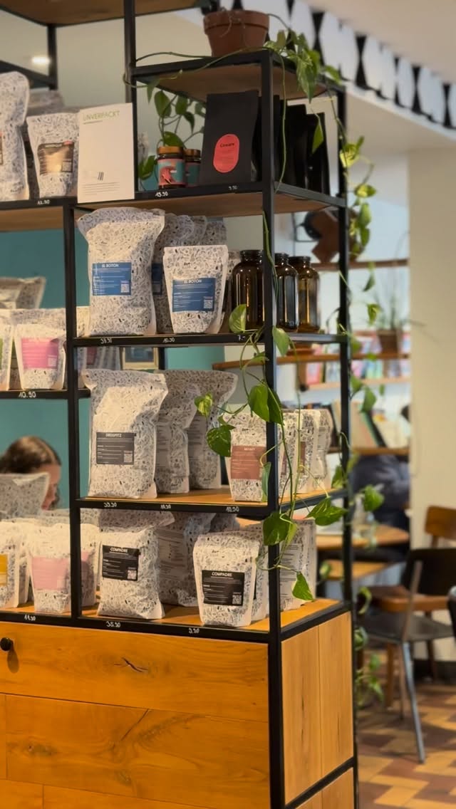 Die Kaffeemacher-Verkaufsstelle im Café 🥰
Hast du Fragen? Unsere Kolleg*innen helfen dir gerne weiter.
#caféfrühling #coffee #kaffeemacher #beans #essentials
