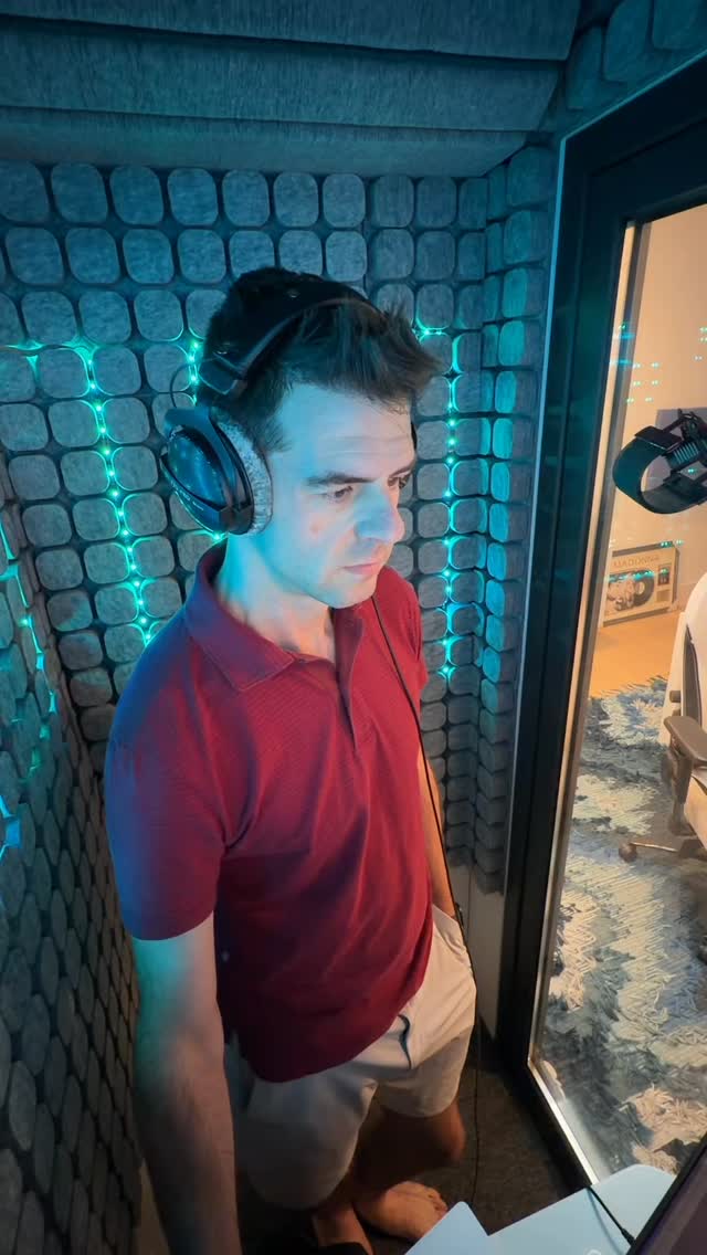 Opname sessie om 6u ‘s ochtends en we maken al grapjes! 🤣
6am recording session and we’re already cracking jokes 🤣
#voiceover #stemacteur