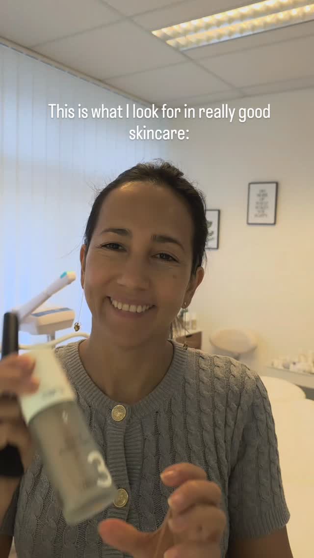 Die perfekte Skincare zu finden, kann herausfordernd sein. Es geht nicht nur um Textur – es geht darum, was sie für deine Haut und die Umwelt tut. Ich achte immer auf:
-Keine Parfüme, Silikone, Paraffin oder Mikroplastik
-Hautidentische Inhaltsstoffe
Zieht sofort ein und fühlt sich an wie eine zweite Haut, nährt intensiv ohne einen Film zu hinterlassen
- Stärkt die Hautbarriere, unterstützt die Selbstreparatur und schützt dank Ceramiden, wertvollen Lipiden und Antioxidantien
Wann soll deine Beauty-Skincare-Routine stattfinden?
Tag: schützt die Haut vor Umwelteinflüssen, Feuchtigkeitsverlust und freien Radikalen
Nacht: repariert, regeneriert und stärkt die Haut im Schlaf
Lass mich wissen, wenn du Unterstützung brauchst, um die perfekte Skincare für deine Haut zu finden.
🇵🇹
Encontrar a skincare perfeita pode ser um desafio. Não se trata apenas da textura – trata-se do que faz pela tua pele e pelo ambiente. Eu procuro sempre:
Sem perfumes, silicones, parafina ou microplásticos
Ingredientes idênticos à pele
Absorve imediatamente e sente-se como uma segunda pele, nutrindo intensamente sem deixar filme
Fortalece a barreira cutânea, apoia a autorreparação e protege graças a ceramidas, lípidos valiosos e antioxidantes
Quando deve ocorrer a tua rotina de beleza?
Dia: protege a pele contra agressões ambientais, perda de hidratação e radicais livres
Noite: repara, regenera e fortalece a pele enquanto dormes
Faz-me saber se precisares de ajuda para encontrar a skincare perfeita para a tua pele.
ENGLISH
Finding the perfect skincare can be challenging. It’s not just about texture – it’s about what it does for your skin and the environment. I always look for:
No perfume, silicones, paraffin, or microplastics
Skin-identical ingredients
Absorbs like a second skin, nourishing without leaving a film
Strengthens the skin barrier and supports repair with ceramides, lipids & antioxidants
Day: protects against environmental stress and moisture loss
Night: repairs and regenerates while you sleep
Let me know if you need help finding the perfect skincare for your skin.
#skinbarrier #ceramides #peptides #freieradikale #beautyroutineessential #skincareroutine