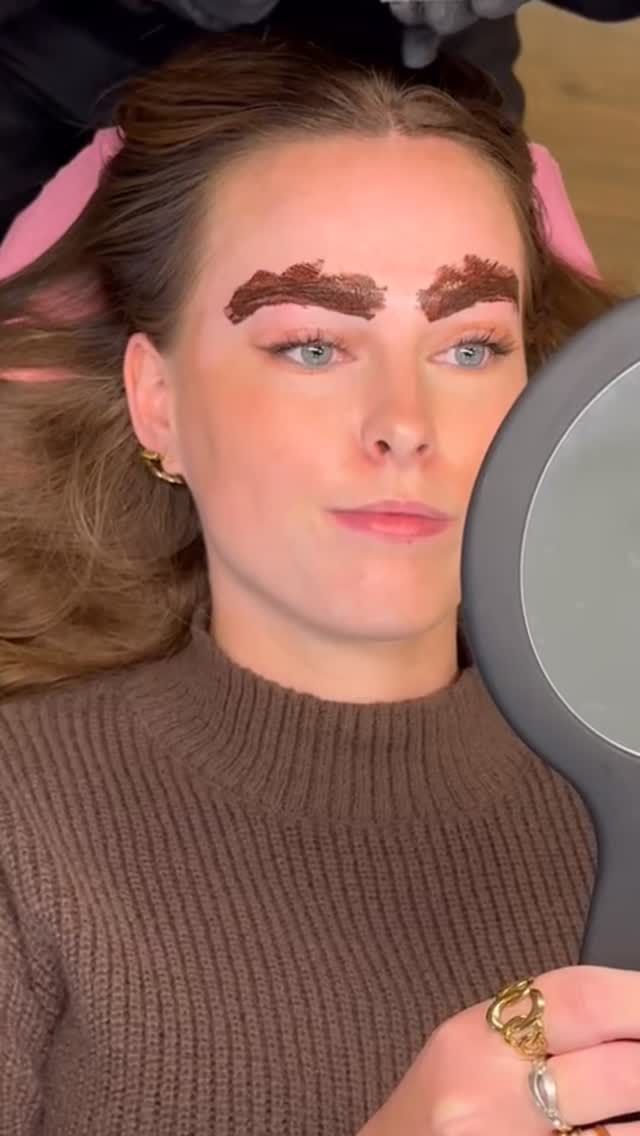 PMU season has started 🔥
Dit is het resultaat na 1 behandeling!
De brows zijn nu wat warmer, maar dat hoort erbij. Na het genezen worden ze zachter van kleur 🌸
Wij vinden het prachtig 😍
Wat vind jij van het resultaat? 👇