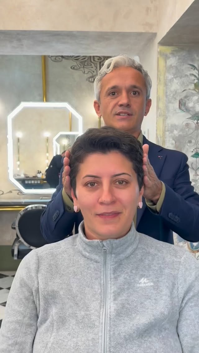 Çok kısa saçlar üzerinde mikro ve medikal kaynak uygulaması yapıldı.
⚠️ Mikro kaynak yaptırmayı düşünüyorsanız lütfen kendinize bu soruları sorun :
✅ Saçlarım doğal ve hafif hissedilecek mi ?
✅ Saç derimde batma veya ağırlık hissi olur mu ?
✅ Kullanılan saçın kalitesi bana uygun mu?
✅ renk şekil hacim ve doku uyumunu dikkate alacak mısınız ?
✅ Saçlarımı topladığımda veya rüzgarda kaynak belli olur mu ?
✅ Saçlarım günlük kullanımda istediğim gibi şekil alabilir mi ?
✅ Uzun vadede kendi saçımı uzatma imkanı verir mi yoksa her yaptırdığımda saçlarım diplerden azalacak mı ?
✅ Çıkartırken doğal saçlarım kopar mı kendi özel solüsyonuyla mı çıkartıyorsunuz yoksa aseton alkol ya da tiner mi kullanıyorsunuz ?
💫 Ayrıca kendinize şunu da sorun:
• Kendimi daha bakımlı ve özgüvenli hissetmek istiyor muyum?
• Saçlarımın bana yakışan en doğal haliyle görünmesini istiyor muyum?
Çünkü gerçek bir mikro kaynak uygulaması, saçınızla bir bütün olur.
Hafifliği ve konforu sayesinde saçınıza zarar verme potansiyeli çok düşüktür.
Görünmez yapısıyla doğallığı ön plana çıkarır saçlarınızın devamı gibi görünür ve size özgüven katar.
✨ Eğer aklınızda sorular varsa ya da en doğru kararı vermek isterseniz, bizden ön görüşme randevusu talep edin.
+90 (533) 776 64 74
.
#sedatbiga #mikrokaynak #medikalkaynak #nisantasi