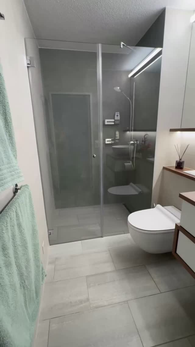 Es gibt Badezimmer, die man am liebsten gar nicht mehr verlassen möchte. 😌 Cremige Töne, sanftes, indirektes Licht und eine Dusche, die nach Wohlfühlmomenten ruft.
So fühlt sich Zuhause an. ✨