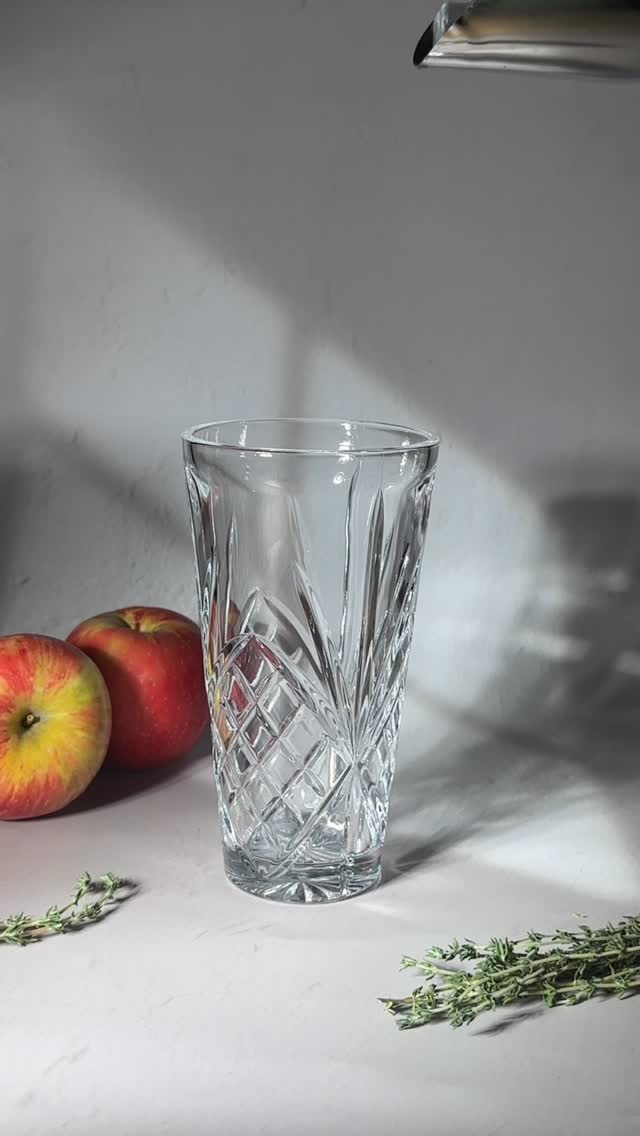 ✨ Thyme to Shine - Sparkling Apple & Thyme Spritz🍎
Perfect for weekend brunch, golden afternoons, and cozy catch-ups that call for something a little sparkling 🥂
This sparkling apple & thyme spritz is your new go-to fall brunch cocktail — light, refreshing, and subtly herbal. Shaken with pear brandy, apple juice, and thyme syrup, then topped with chilled Prosecco, it’s the perfect blend of orchard fruit sweetness and crisp, bubbly elegance.
You’ll need
🍐 1 oz pear brandy
🍎 1 oz apple juice
🌿 ½ oz thyme syrup
🍾 Top with Prosecco
Shake with ice → strain into a flute → top with Prosecco → garnish with thyme + apple slice.
Save this for your next weekend brunch or fall gathering — it’s elegant, aromatic, and effortlessly seasonal. ✨
What’s your go-to sparkling cocktail when you’re brunching? 🍾👇
#TheCasualSipper #BrunchCocktail #Prosecco #PearBrandy #AppleCocktail #AutumnDrinks #WeekendBrunch #CozyVibes