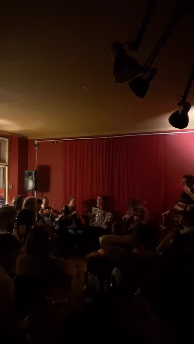 More jams! Let Shtetl Berlin bring you through the gloomy days of autumn with a well deserved respite from the cold at our favorite Berlin bar. As always we’ll meet at Oblomov starting at 19:00 to share tunes and drink drinks.
Wed. October 15
Wed. November 12
Thur. December 4
Wed. December 17
And don’t forget about our pre-jam tune learning sessions, starting at 18:30 with a changing roster of incredible Klezmorim to teach you a melody for the evening and beyond! #klezmer #yiddish #yiddishkeit