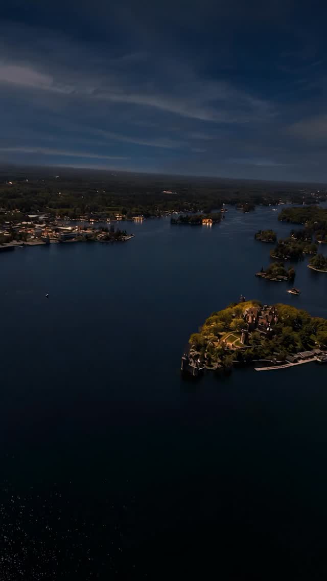 Is a helicopter ride on your bucket list? ✅
Experience the thrill of soaring over the St. Lawrence River and spotting castles, islands, and landscapes that will leave you speechless. 🌊🏰