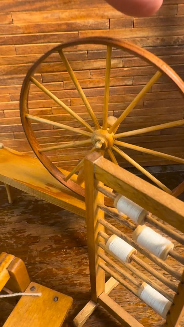 My latest estate auction includes an assortment of vintage style weaving, looms, including one large, more rare(er) piece that’s harder to come by all …made of hardwood and real materials. There’s a link in my bio to now the sale ends this Sunday at 7 PM ET. #Swoon.