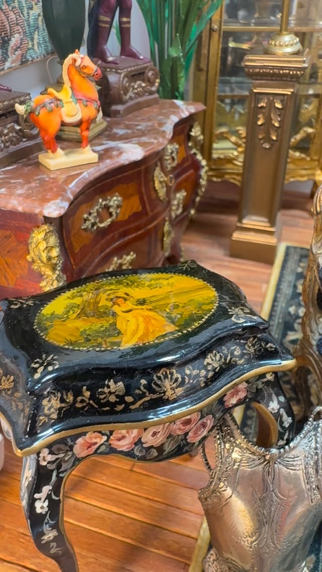 My latest estate auction is fancy and fabulous and over the top! This collection includes an assortment of masterful created by icons and The Miniature’s world including Herbillon, Hodgson and Isabel and some lesser known, but equally as talented makers like Jeffrey Steele, Linda and Donald Dube and Matthew Wexler. Bidding ends Sunday during the 7pm ET hour. Link in my bio to shop now. #Swoon