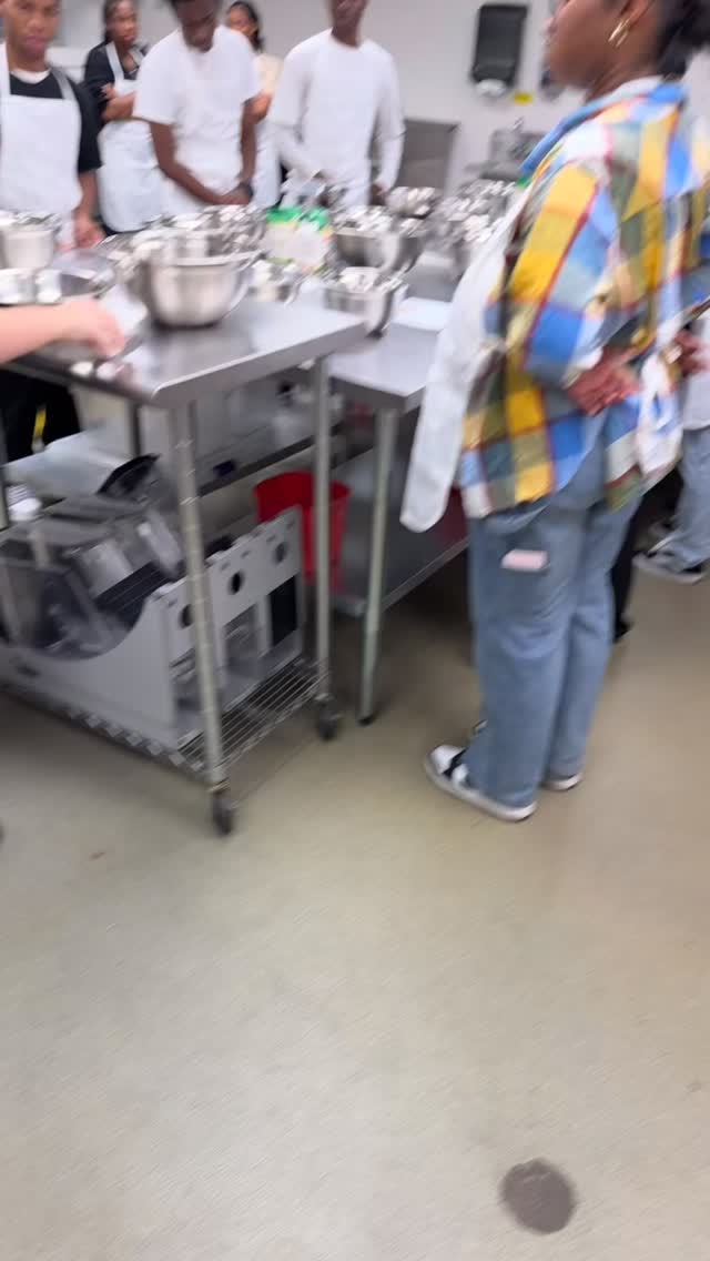 Fresh pasta, good vibes, and teamwork that shines! 🍝✨ Our teens with @communitymatters2 nailed it — from scratch-made dough to a butter lemon herb finish. #TeenChefs #CookingCommunity #kingarthurflour