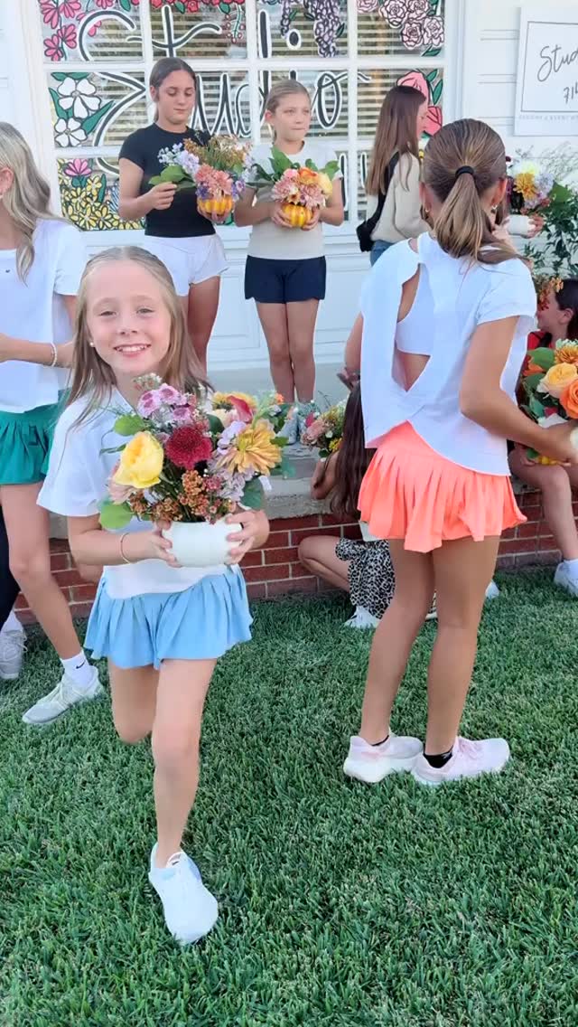 Fall break calls for a flower workshop with the girlies!!πππ»ππ§‘ We had so much fun with these girls!