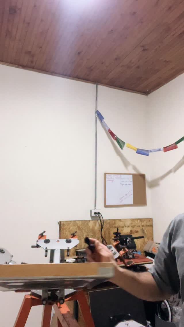 🍃En un mundo que acelera cada proceso,
nosotros elegimos volver a lo esencial: crear con las manos, sentir la tinta, cuidar los tiempos y al planeta.
La serigrafía artesanal no busca la velocidad,
busca belleza, intención y conexión.
Cada impresión es una pausa en medio del ruido,
una forma de honrar la vida que nos rodea.
De los frailejones a las ranas del bosque,
cada especie que ilustramos nos recuerda
que la naturaleza no se fabrica, se respeta.
🌿
Así imprimimos en @latiendadelmonte:
con calma, con conciencia y con amor por la biodiversidad colombiana.
www.latiendadelmonte.com
#HechoConCalma #SerigrafíaArtesanal #BiodiversidadColombiana #LaTiendaDelMonte #ArteYNaturaleza #HechoConAmor