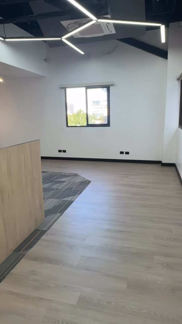 En Interdeco representamos algunas de las marcas más reconocidas a nivel internacional, que proveen calidad y diseño en cada detalle. Utilizamos materiales de alto desempeño que responden a las exigencias de cada proyecto.
En este espacio, la combinación del piso vinílico LVT de Mohawk Group y la alfombra modular Interface ofrece funcionalidad, resistencia y un acabado impecable.
Proyecto: Call Center
Ubicación: Bella Vista, Santo Domingo
Materiales utilizados: Materiales utilizados: Piso de vinil LVT Mohawk Group Premium Wood, color Fawn, y alfombra modular Interface Detours, color Steel