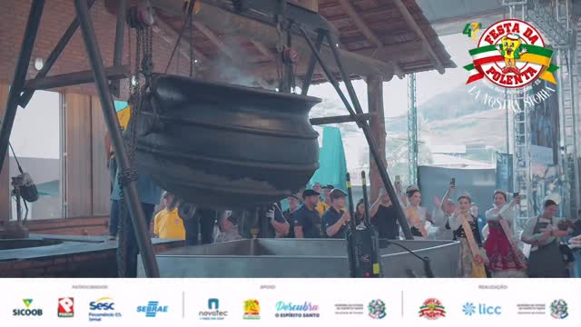 Um momento de emoção e tradição na 47ª Festa da Polenta! 🍽️✨ O tombo da polenta no Centro de Eventos Padre Cleto Caliman reuniu uma multidão apaixonada, celebrando La Nostra Storia com alegria e sabor. #FestaDaPolenta #LaNostraStoria #tradição