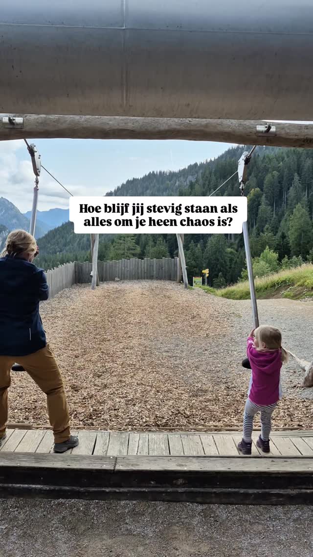 Soms voelt het alsof er aan alle kanten aan je getrokken wordt.
Werk, gezin, mensen, verwachtingen...
En jij hebt gevoel dat je met alle moeite overeind probeert te blijven.
Als dat project af hebt, dan heb je rust.
Als de kinderen nu gewoon eens 'ff rustig doen', dan heb jij ook rust.
Als je to-do lijst af is, dan kan jij rustig op de bank ploffen.
Het zijn allemaal zaken die buiten ons liggen.
😲 Wat als jij rust vindt, ONDANKS alles wat er om je heen gebeurt?!
👉🏻 Wat als je jouw energie bij je houdt in plaats van alles te laten weglekken naar allen en iedereen om je heen?
Een klant van mij voelde zich helemaal leeglopen op de hectiek van haar gezin. Ze gaf alles, omdat er veel gevraagd werd. Iets wat vele vrouwen van ons zullen herkennen, toch?
We kwamen uit bij één zin die bleef hange :
'rust vinden in de chaos'.
Zélf het rustpunt worden in die hectiek. Zélf opgeladen zijn, om te kunnen geven.
Uit een leeg emmertje kun je niet tappen hè 😉🪣
Hoe zit dat bij jou?
Is jouw emmer leeg?
Kun jij hem weer opvullen?
Comment eens met 'REFLECTIE1' en ik stuur je een paar vragen om hier eens bij stil te staan. Om te voelen hoe het ook anders kan ♥️