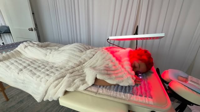 Kids need deep rest in order to thrive
Red Light Therapy
Soft red and near-infrared light helps the body produce more energy on a cellular level.
For kids, this can mean:
• Calmer moods and more emotional balance
• Better sleep and relaxation
• Less inflammation and body tension
• More steady focus and attention
PEMF Therapy
Pulsed electromagnetic fields gently “recharge” the cells and help the brain and body communicate more efficiently.
Many parents notice:
• A calmer, more regulated nervous system
• Reduced stress and restlessness
• Improved focus and sensory processing
• More resilience during transitions or big emotions
Both therapies together help kids feel safe, relaxed, and supported, naturally encouraging the body to find its own balance. Sessions are short, cozy, and designed to meet each child where they are.