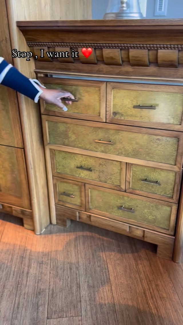 Luxury is in the details temperature control, seamless panels, chef-level function. Iâm inspired.
.
.
.
#showroomvisit
#luxuryappliances
#showroomexperience
#topofthelinetour
#subzerowolfcovepartner