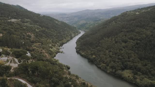 O meu lindo Douro...
#destinationwedding #dronepointofview #weddingvideo #dourovalley #highendliving #casamento #riverfront #portugalwedding