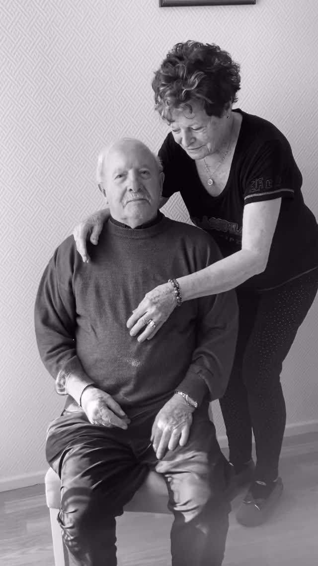 Aujourd’hui, on te dit au revoir, Papi. ✨
Et je choisis de garder cette lumière, celle de ton regard posé sur Mamie.
70 ans d’amour, d’union et de tendresse…
Photographier l’amour au quotidien, mais aussi celui des miens. ✨
Veille désormais sur elle 🕊️🫶
#photographedelamour
#70ansdamour
#souvenirsprécieux
#histoiredamour