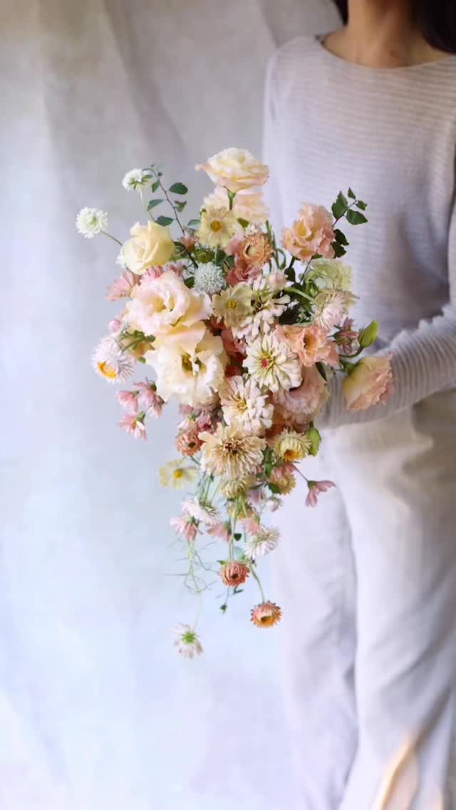 Buttercream, soft peach, and apricot cascading bouquets. The morning chill kept the strawflowers tightly closed, but I love their warm colors and rustic textures 🧡
Flowers
- zinnias
- spray mums
- cosmos
- lisianthus
- scabiosas
- strawflowers
- spirea greenery
Flower tool
- StemSlider bouquet tool
.
.
.
.
.
#stemslider #stemsliderbouquet #flowertool #floraltools #bouquetofflowers #flowerbouquets #sustainablefloristry #weddingbouquets #flowerbouquet #cascading #cascadingbouquet