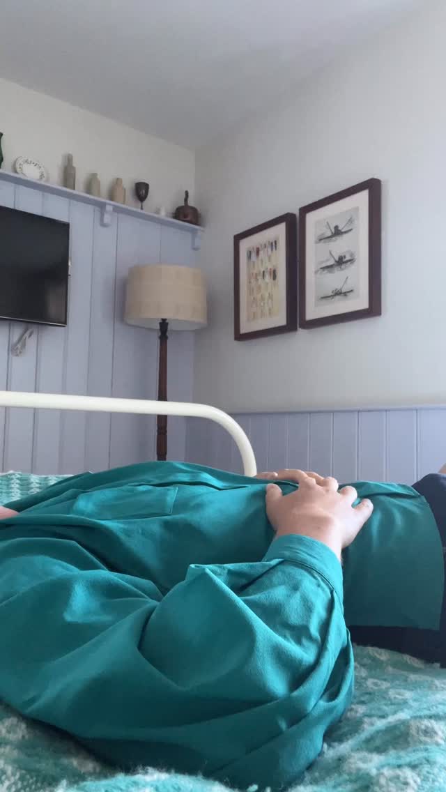 Sometimes, this is the yoga practice I need. Simply breath, pranayama, to settle or shift the energy. I can take it with me wherever I go, practice with no mat or props, in public or in private.
This is my grounding and ritual, far more than the flow of asana. I use it every single day, multiple times over whenever my body asks for it 🙏🏼
#breath #nervoussystemreset #selfsoothing #selfawareness #comsciousbreath #groundingbreath #breatheslow #pranayama #yogabreath