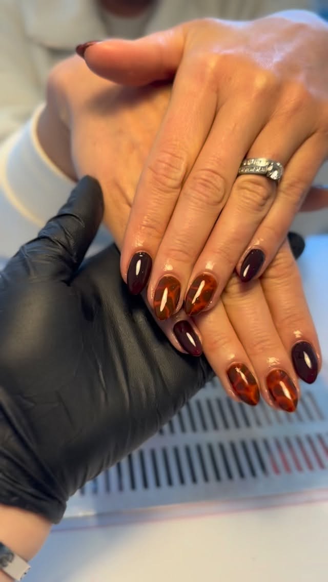 Tortoise shell has been that girl this autumn 🐢🍂
Effortless. Chic. Timeless.
Book your cozy season nail glow-up — she’s waiting for you
#TortoiseShellNails #AutumnNails #NailArtTrend #NailSalonLove #ThatGirlEnergy #salon #beauty #surreysalon #tadworth #beautysalon #no53salon
