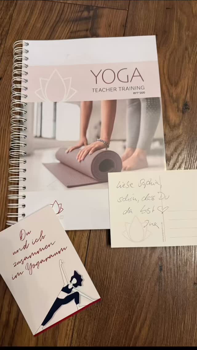 YOGA TEACHER TRAINING 📿🧘🏼♂️💆🏻♀️🤸🏾
Am Wochenende hat unsere neue Ausbildung begonnen. Bereits zum sechsten Mal bieten wir ein international anerkanntes und von der Yoga Alliance zertifiziertes 200 Stunden Training an.
Wie immer wohnt diesem Neubeginn ein besonderer Zauber inne…und 18 bezaubernde Ladies gehen in den kommenden Monaten mit uns auf diese transformierende Reise 🥰🙏🏻🧘🏻♀️
Neben viel Organisatorischem stand an den ersten Tagen das Thema Sonnengrüße und Sequencing auf dem Programm. Und alle Teilnehmerinnen haben bereits eine erste kleine Ergahrung im Anleiten von einem Sonnengruß gemacht!
Wir freuen uns sehr auf die kommende Zeit, in der wir gemeinsam lernen und wachsen dürfen!
Vielen Dank an unser wunderbares Ausbildungsteam, das mit an Board ist @nicolekonrad.yoga @yogina_rv @andrea1006mllr @marion_yoma und Nils Gessler.
Danke auch an @vera_foersterprieshof für die so schöne Gestaltung unseres Ausbildungsscripts 💕
Möchtest du auch deine Passion für Yoga zum Beruf machen? Die Termine für unser mächstes Training, das im September 2026 beginnt, stehen schon online…
#teachertrainning #yogateacher #yogateachertraining #200hrsyogateachertraining #200hrsyogaalliancetraining #nicolekonradyoga #yogaraum_ravensburg