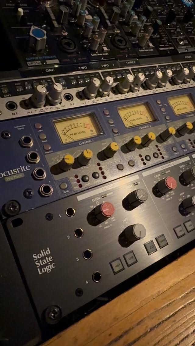 Picked up an @sslaudio Quad Drive recently and can’t wait to put it through its paces on some exciting projects I’ve got booked in.
.
I’ve got 27 channels of pre amps now including stuff from Neve, CAPI, Audient, Focusrite, RME, Cranbourne and TLA. Plenty of flavours.