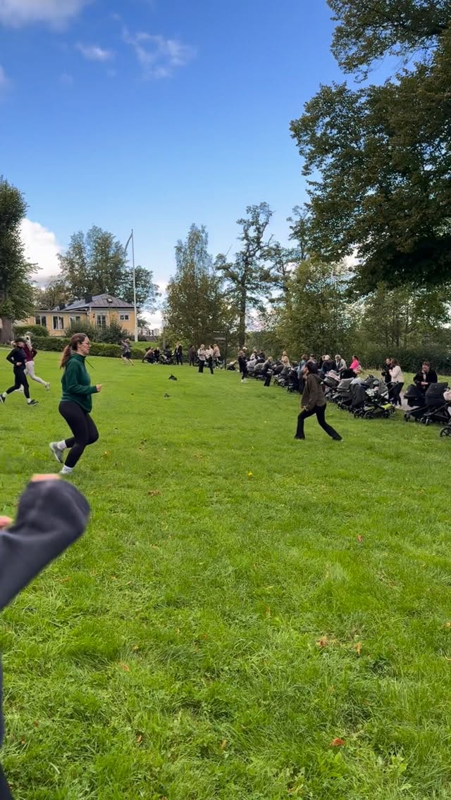 AKTIV BARNVAGNSPROMENAD X TRAMPOOLIN
Imorgon får vi sällskap av @trampoolin , en av Stockholms bästa leverantörer när det gäller babysim & simskolor 💦
På plats har du möjlighet att ställa just dina frågor kring babysim, vattenvana, dyk, simskolor och en massa annat 🐳
En lycklig vinnare kommer att vinna EN HEL SIMKURS och ALLA kommer att få ett fint erbjudande på plats 🫶🏽
Som vanligt tränar vi som vill vid de olika stoppen, hoppas vi ses 🙌🏽
AKTIV BARNVAGNSPROMENAD
🙌🏽 Träffa andra föräldralediga under den 5km långa promenaden med barnvagn när vi gör stopp för träning, rörlighet & pulshöjande övningar!
📅 Varje måndag kl. 10.00
📍Vi möts i korsningen Strandvägen/Djurgårdsbron
💪🏽 5km promenad med stopp för träning & rörlighet. Rör på dig mycket/mindre eller vila. Jag rekommenderar att det gått minst 8 veckor sedan förlossningen.
👟 Kom som du är, gärna i träningskläder som är sköna att röra sig i 🙌🏽
🏋️♀️ Promenaden leds av Benita, fysioterapeut & PT som tränat hundratals kvinnor under/efter graviditet. Driver träningsstudion @studioq.sthlm
💙Bäst av allt - det kostar inget!