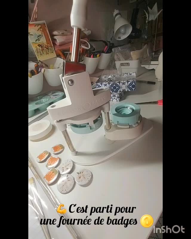 C'est reparti pour une fournée de badges, car j'aime aussi vous gâter lors des petits ateliers 🎁
Badges à accrocher sur nos vêtements, sur nos totes bags, ou à coller en embellissements sur nos creas mini-albums, pages... une multitude de possibilités ! Je les adore toujours autant.
Et vous ?
#creativite #badges #décos #embellissements #scrap #scrapbooking #doityourself #fun #wermemorykeepers