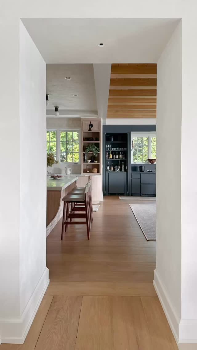 Through the frame, a story unfolds of craftsmanship, calm, and concealed function.
.
.
#luxurylifestyle #greatclients #finehomebuilding #archdaily #archilovers #coastalliving #homerenovation #familyhome #newkichen #interiordesign
.
.
@andrewbartolotta_aia
@terriricciinteriors
@boterobdcg