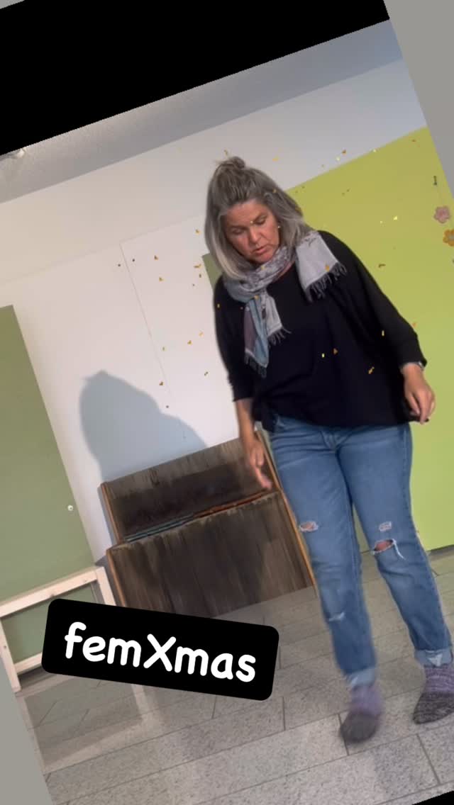 femXmas: wow es wird! So cool, wenn zwei Augen von aussen auf alles schauen! Es war intensiv und produktiv!!und äs chunnd gööt!
#femxmas #weihnachtsgeschichte #bibelerzählen