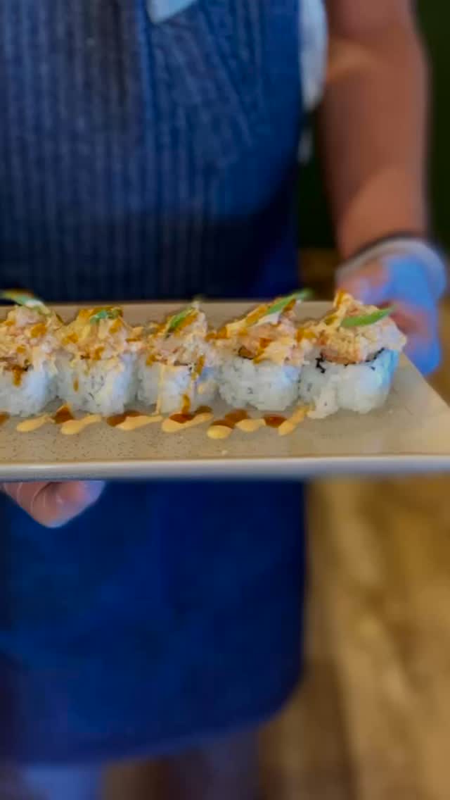 Rolling deep this weekend… fried crab, avocado, tempura crumble, and lobster in every bite 🍣🦞🥢
#LobsterSushi #WeekendVibes #SushiGoals #WeekendBites #SeafoodMood #RollWithIt #WeekendEats #OceanVibes