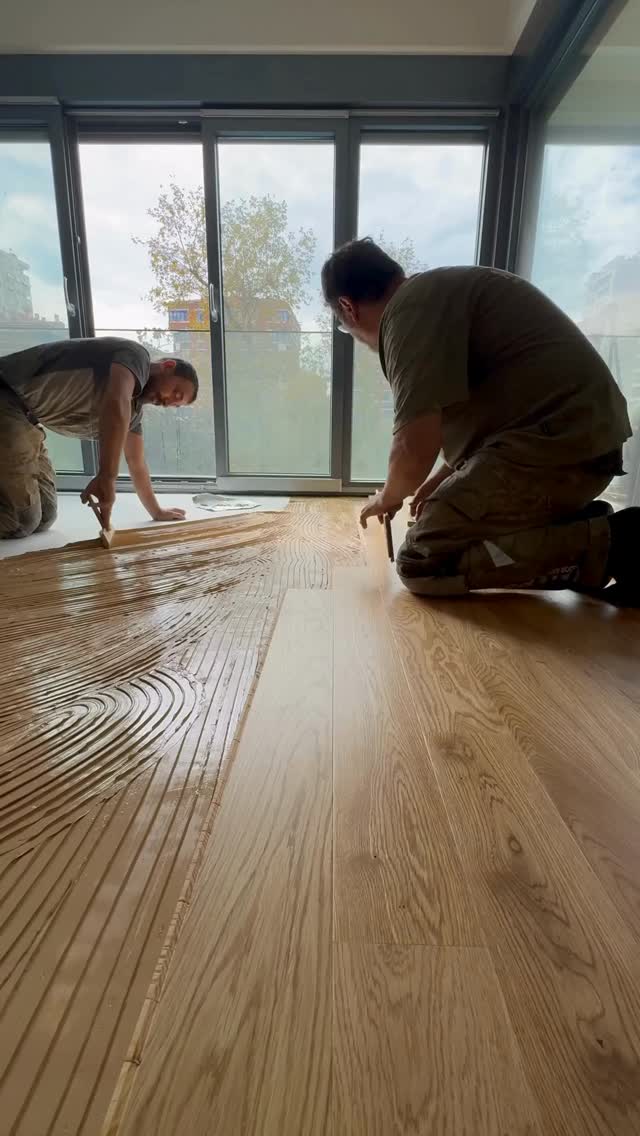 Mat Parke olarak, premium zeminler yaratma konusundaki uzmanlığımız ve sektör liderliğimizle öne çıkıyoruz. Kalite ve sağlamlıktan ödün vermeden, Barlinek lamine parkelerimizi en ince detaylara dikkat ederek uyguluyoruz.
Uygulamalarımızda, parkenin uzun ömürlü ve güvenilir olması için sağlamlığa üst düzey önem veriyoruz. Bu nedenle, tüm montaj işlemlerimizde sadece en iyisini tercih ediyoruz: Alman devi Berger-Seidle’nin M1X elastik tutkalını kullanıyoruz.
Bu üstün nitelikli, silan bazlı elastik tutkal sayesinde parke zeminleriniz, gerilimsiz, sağlam ve güvenli bir şekilde zemine sabitleniyor. Mat Parke ile sadece bir zemin değil, yıllarca keyifle kullanacağınız estetik ve dayanıklı bir yaşam alanı elde edersiniz.
Mat Parke: Detaylara verilen önem, Barlinek kalitesi ve Berger-Seidle güvencesiyle birleşiyor.
#LamineParke
#Parke
#ZeminKaplama
#AhsapZemin
#DogalAhsap
#PremiumParke
#Barlinek
#MatParke
#DayanikliZemin
#ParkeTutkali
#BergerSeidle
#ElastikYapisma
#ProfesyonelUygulama
#IcDekorasyon
#MimarTasarim
#IcMimar
#EvDekorasyonu
#LuksTasarim
#YasamAlani
#MimariCozumler
#ZeminTasarimi
#TasarimFikirleri
#OzelTasarim
#proje