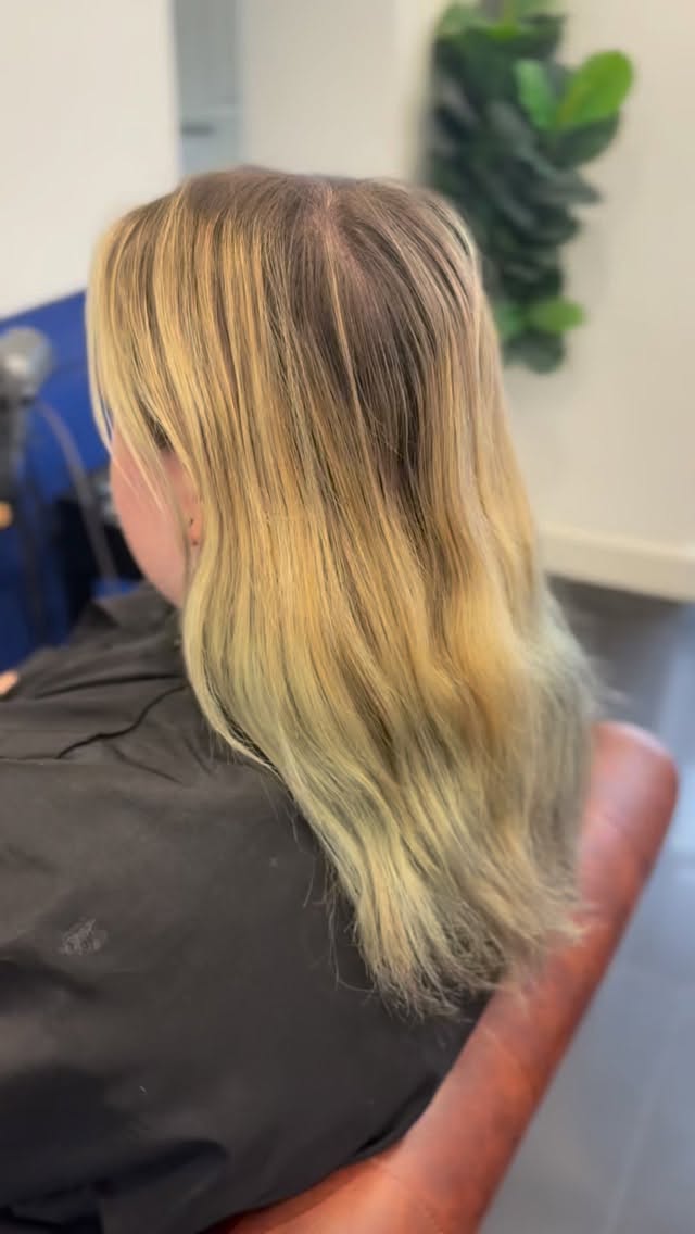 From blonde to deep red ♥️
We kept things seamless with a foilayage blend using Blondor, then added depth in between and vibrancy through the mid-lengths and ends with Colour Touch.
Such a satisfying transformation — perfect for autumn ❤️
@wellahair @wellaprofessionalsuki
Colour formula
Balayage- Blondorplex
Root/inbetween- 4/0 +5/4
Toner- 77/45
#HairEducation #BalayageTechnique #WellaColour #ColourTouchMagic #Foilayage #RedHairInspo #BalayageArtist #HealthyHairTransformation #WellaProfessionalsUK #CreativeColourist #DepthAndDimension #RedToneBlend #ColourChangeJourney #BournemouthHair