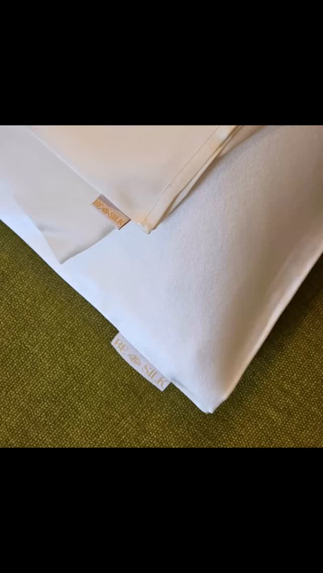 E questa è la mia seconda anima…
Accessori e capi di abbigliamento @be_silk.world, in tessuto di seta organico, privo di qualsiasi additivo chimico, per avvicinare alla nostra pelle e capelli la materia serica più pura e naturale.
Solo così i meravigliosi effetti della seta potranno sprigionarsi e portare beneficio!
Seguitemi in questa appassionata avventura su @be_silk.world !!
#seta #organic #biologica #naturale #esclusiva #originale #sericina #silk @madeinitaly #scienza #wellness #mask #bonnet #capelli #derma #scrunchie #bozzoli