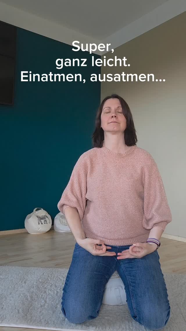 Kennst du das? Du hast deine erste Erfahrung mit Meditation gemacht, und es war nicht wie erhofft?
So ging es mir. Achtsamkeit, Meditation hat aber viele Facetten, nicht nur sich auf seine Atmung zu konzentrieren. Du kannst das auch alles, es ist nur wichtig, dass es auf dich abgestimmt ist, damit es nicht frustrierend wird.
🙏 Wenn du wissen willst, wie du mehr Entspannung in deinen Alltag bringen kannst, melde dich gerne bei mir, oder komm zu meinem Entspannungsabend in meinen Räumlichkeiten.
Der nächste ist am 30.10. um 19.30 Uhr
Hier kannst du dich anmelden:
www.geestland-praxis.de
#achtsamkeit #achtsamkeitsübung #pausevomalltag #burnouttobalance #achtsam #selbstliebestärken #meditieren