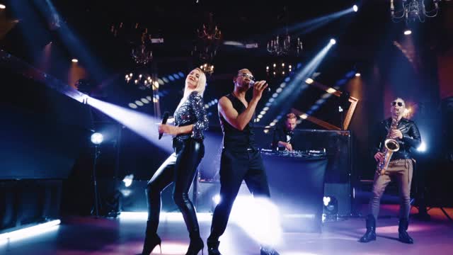 Are you ready to party? 🪩🕺🏽💃🏽🔥
✨ Sugar Sky Allstars ✨
👉🏽 www.sugarskymusic.com
.
.
#SugarSky #Allstars #Party #Partyband #Music #disco #gala #showband #showact #band #Evententertainment #vienna #austria #wien