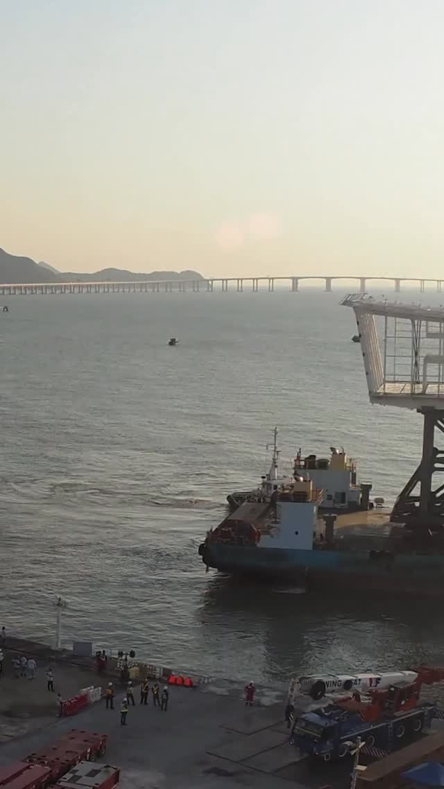 Watch the Sky Bridge at Hong Kong Airport rise into place!
Our timelapse cameras captured every moment of the 450-ton bridge being lifted over the active taxiways, showing the precision and scale of this incredible operation.
🎥 Full timelapse film on our YouTube channel.
📖 More details on our timelapse blog – link in bio.
#SkyBridge #HongKongAirport #HongKongInternationalAirport #ConstructionTimelapse #BridgeLift #AirportExpansion #EngineeringMarvel #TimelapseVideo