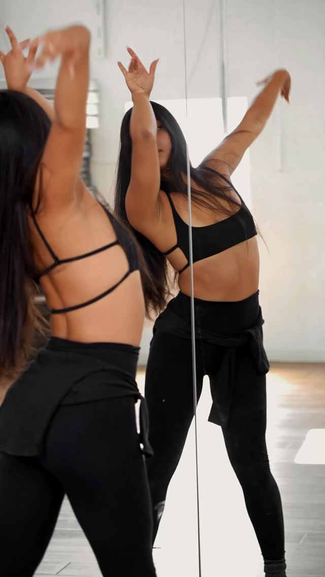 High heels✨
Est un cours de danse se pratiquant en talon, où l’on apprend des mouvements et enchainements de base, les appuis en talon, les déhanchés, la musicalité afin de pouvoir apprendre et réaliser une chorégraphie.
Les bienfaits:
- Améliorer votre estime de vous
- Améliorer votre sensualité
- Apprendre à danser
- Développer sa créativité
- Développer votre fluidité
Ce cours est ouverts à tous niveaux et se déroule une fois par semaine le mercredi à 20h avec @eleanor.jhe