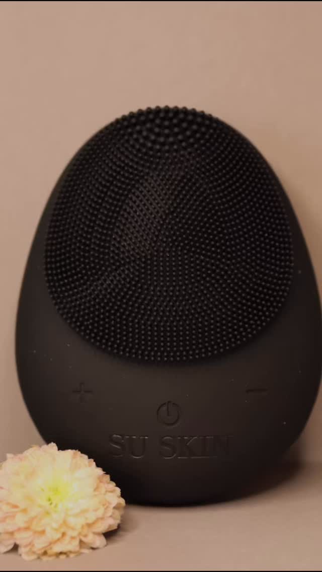 ✨ Das perfekte Geschenk für strahlende Haut oder einfach für dich selbst! ✨
Der SU SKIN Facezinator ist mehr als nur ein Reinigungsgerät. Er ist dein täglicher Mini-Spa-Moment zuhause. 🖤
💧 Wasserdicht für die Anwendung unter der Dusche
🔋 Langlebiger Akku – kein tägliches Aufladen nötig
🌸 Gründliche Reinigung für porentief reine Haut
💆♀️ Massagefunktion, die Durchblutung & Hautbild sichtbar verbessert
Gerade zur Winterzeit, wenn unsere Haut durch Kälte & Heizungsluft beansprucht wird, ist der Facezinator die perfekte Unterstützung für ein frisches, gepflegtes Hautgefühl.
🎁 Tipp: Ideal als Geschenk für Weihnachten oder als kleines Selfcare-Upgrade für dich selbst.
Du kannst ihn direkt bei mir im Studio erwerben. 💫
Was verschenkst du dieses Jahr an dich selbst? 💭 Schreib’s mir in die Kommentare! 💬
#suskin #facezinator #hautpflege #geschenkidee #weihnachten #weihnachtsgeschenk #selfcare #beautyroutine #hautreinigung #microneedlingpotsdam #biancagünther #shaede #skinconfidence #beautypotsdam
