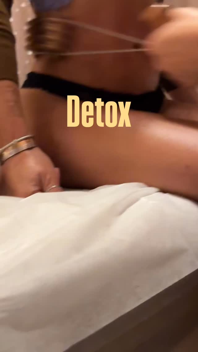 🌿 Detox & Entwässerung mit Madero-Therapie
🔹 Was ist die Madero-Therapie?
Die Madero-Therapie ist eine ganzheitliche Massageform mit speziell geformten Holzrollen und -elementen, die:
• die Lymphzirkulation aktiviert
• Fetteinlagerungen und Toxine im Gewebe löst
• die Durchblutung verbessert
• die Zellulite sichtbar reduziert
• den Körper bei der Entwässerung und Entgiftung unterstützt
⸻
💧 1. Wirkung auf Wasseransammlungen
Bei regelmäßiger Anwendung hilft Madero,
👉 Lymphstauungen aufzulösen
👉 Gewebsflüssigkeit in Bewegung zu bringen
👉 und den Abtransport von Schlacken & überschüssigem Wasser zu fördern.
Das ist besonders hilfreich bei:
• geschwollenen Beinen
• Ödemen
• hormonellen Wassereinlagerungen (z. B. vor der Periode)
• Cellulite
⸻
🌀 2. Kombination mit natürlicher Detox-Routine
Damit der Körper das freigesetzte Wasser und die gelösten Toxine auch wirklich ausscheidet, braucht es die richtige Unterstützung:
🥗 Ernährung
• Salzarm und basisch essen
• Kaliumreiche Lebensmittel: Banane, Avocado, Spinat
• Detox-Drinks: warmes Zitronenwasser, Gurkenwasser, Brennnesseltee
🚰 Trinken
Nach jeder Madero-Sitzung mindestens 1 Liter Wasser trinken – das spült die gelösten Stoffe über Nieren und Lymphe aus.
💡 Extra-Tipp: 1 Glas warmes Wasser mit einer Prise Himalayasalz + Zitrone am Morgen aktiviert Stoffwechsel & Entgiftung.
🧘♀️ Bewegung & Nachpflege
• Nach der Behandlung leichte Bewegung (Spaziergang oder Stretching)
• Wechselduschen oder Trockenbürsten am Folgetag – das verstärkt die Wirkung
• Basisches Bad am Abend, um Stoffwechselreste über die Haut auszuleiten
#maderotherapie #münchen #lipödem #madero #wassereinlagerungen #anticellulite #massage #lymphaticmassage #bodyritualsmadero #selfcare #selfcareishealthcare #umfangreduktion