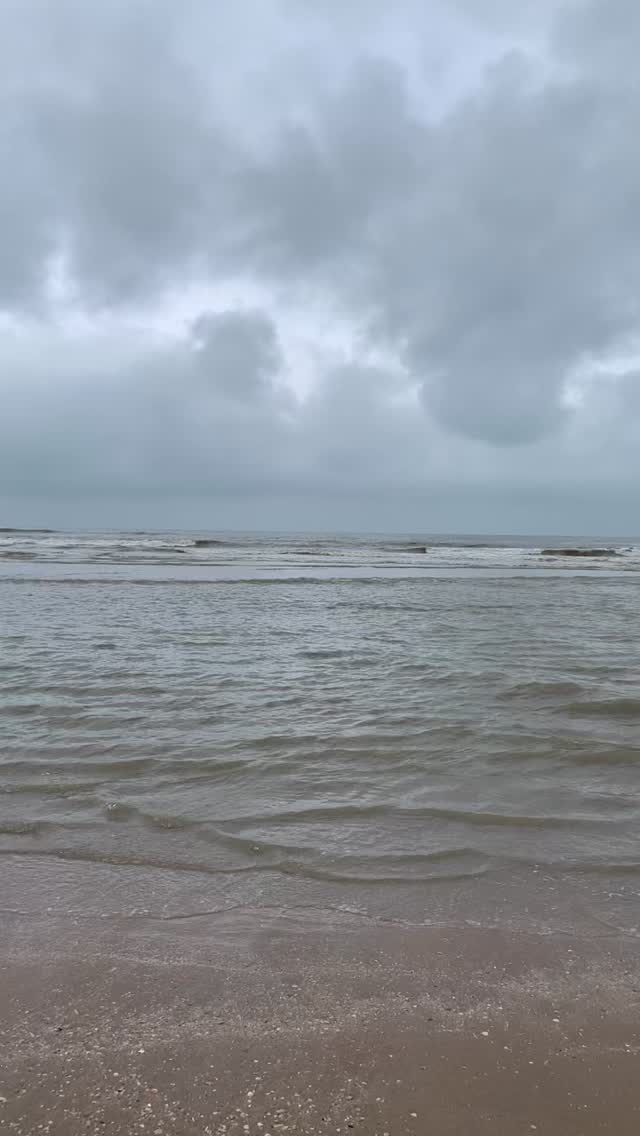 Als baby ademden we allemaal verbonden.
Geen pauzes. Geen onderdrukking van, of controle over emoties. We voelden gewoon. Wat er was in dat moment.
Maar - zo jammer! - dat leren we in de loop van het leven af. Ga maar na:
🤯 Als je schrikt, houd je je adem in
🤯 Als je boos bent, adem je hoger in je borst
🤯 Bij verdriet kan je adem vast komen te zitten in je keel
Hoe zou het zijn om weer wat vaker in die natuurlijke flow te komen?
Om wat vaker toe te laten en echt te voelen wat er in je gebeurt? 🤩
Want dát is waar een ademsessie om draait.
Is dat spannend? Soms wel ja.
Is het nodig? Hell yes.
Ik nodig je heel graag uit om die flow weer eens op te zoeken. En of je dat nu liever samen met een veilig groepje doet, of in een persoonlijke sessie: kan allemaal.
Het belangrijkste is dat je (weer) VERBONDEN raakt met jezelf.
😘
#ademwerkdriebergen #ademcirkeldriebergen #ademcirkelodijk #ademcirkelzeist #verbondenadem #ademinflow