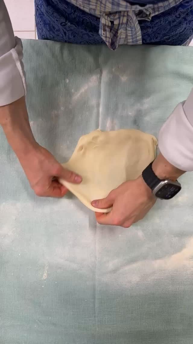🍇 Unser Topfen-Weintraubenstrudel mit Vanillesauce ✨
...Handgemacht mit ganz viel Liebe – wie bei Oma & mit Oma. 💛
In diesem Video zeigt Moritz, wie's geht - ganz nach Omas Rezept. Von wem könnte er es auch besser lernen, als von ihr selbst? 👩🏼🍳
#eisenbockaufmehr #strasserhof #omasrezept #strudelliebe #handgemacht #topfenstrudel #wirtshauskultur #kamptal #familienbetrieb #küche