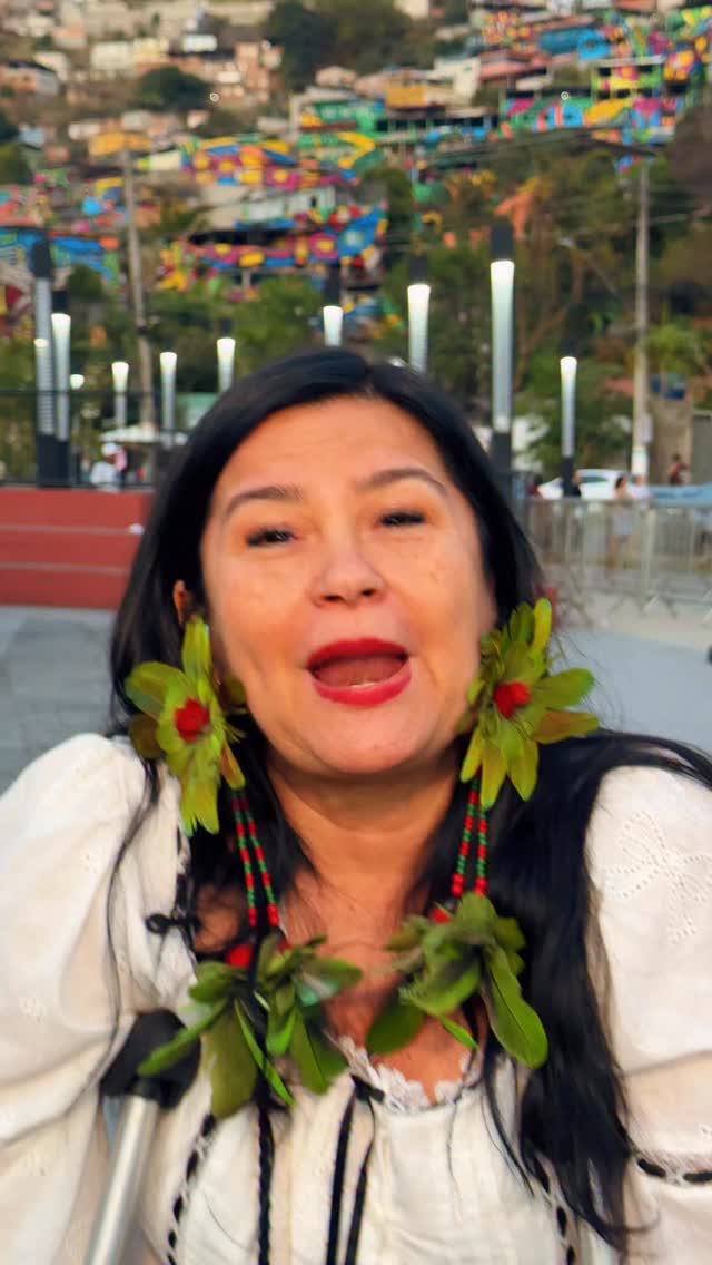 “O Brasil precisa conhecer o Brasil!” É com essa fala da @kassiaborgess do @mahkumovimento que a gente entra nessa reta final do projeto que já mudou a paisagem de Nova Lima.
O CURA Macro é sobre encontros como esse: de mundos, saberes e visões que se cruzam pra ampliar o olhar sobre quem somos.
O MAHKU traz sua força, sua arte e sua ancestralidade nessa caminhada que segue colorindo Nova Lima e fortalecendo o diálogo entre territórios. Somos muito gratos por esse processo e marco artístico brasileiro, transformando nosso mural no Maior Macro Mural do Brasil!
#CURAMacro #Mahku #ArtePública #NovaLima #CURA