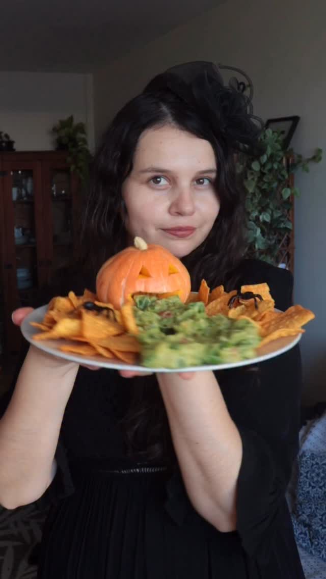 🎃 Receita especial de Halloween
Ingredientes:
🥑 2 avocados (ou 1 abacate)
🍅 ½ tomate em cubinhos
🧅 ½ cebola em cubinhos
🫑 ½ pimentão verde em cubinhos
🌿 Salsinha ou coentro a gosto
🧂 Sal e pimenta a gosto
🍋 Suco de 1 limão
🌮 Tortilhas para servir
Todos os ingredientes citados acima você encontra no meu parceiro @superkochoficial tanto nas lojas, como no site ✨
Essa receita é perfeita pra servir como snack em uma festa de Halloween ou pra acompanhar um filminho em casa 👻
E aí, vai testar?
#halloweeenbrasil #snackdehalloween #snackfacil #receitafácil #receitasaudável #receitarápida
#publi